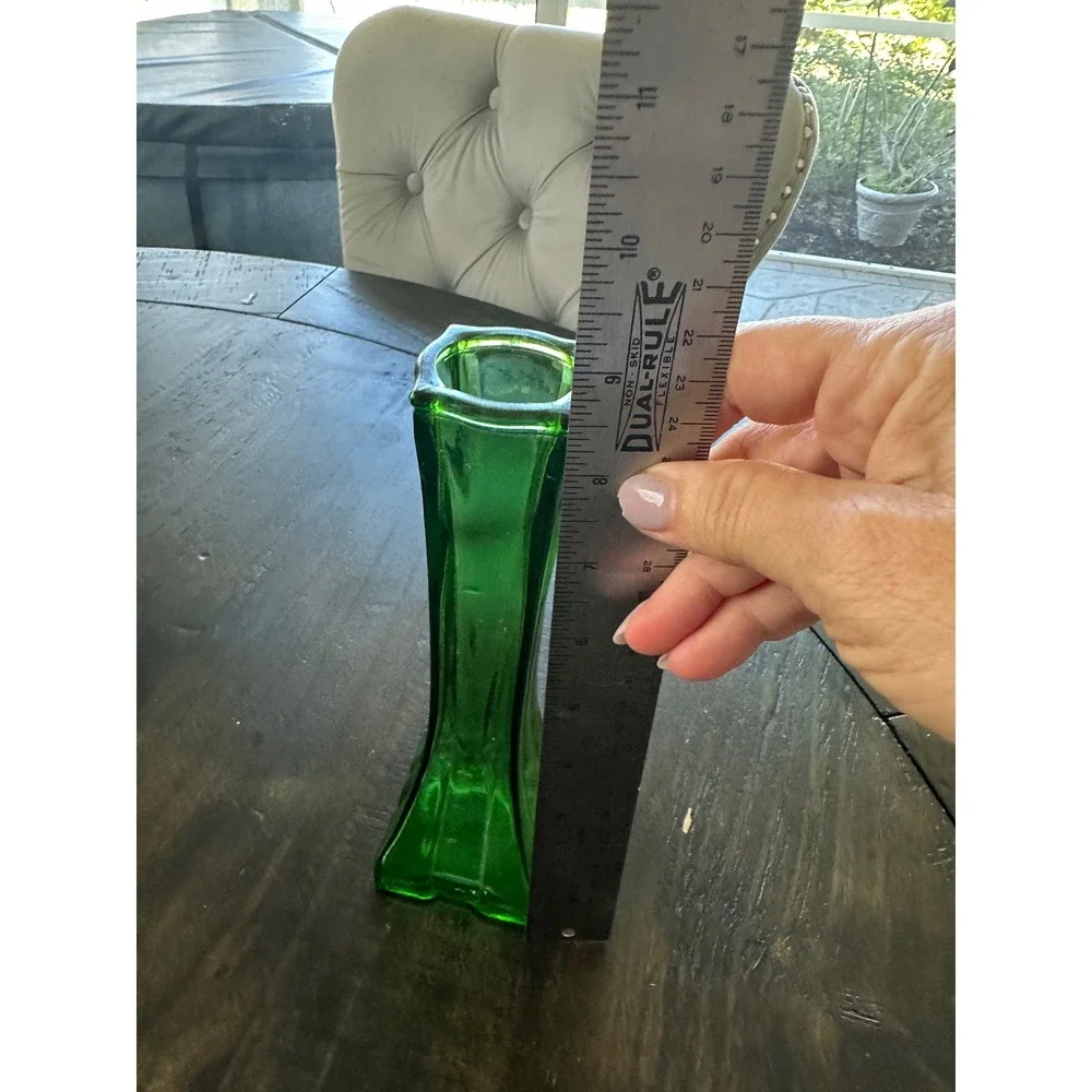 Green Glass Bud Vase Square Base Trumpet Top Elegant Home‎ Decor Europa EUC